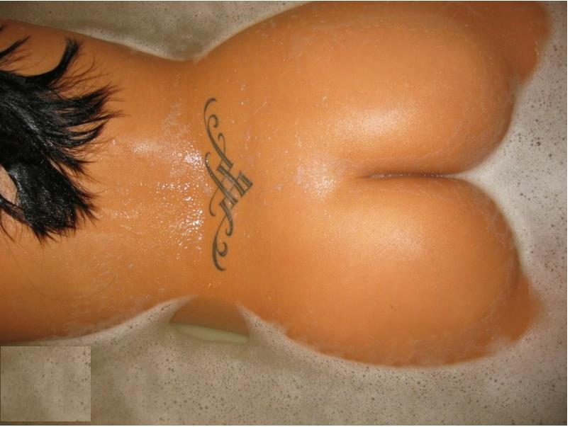 Фото распутной девушки с голой задницей